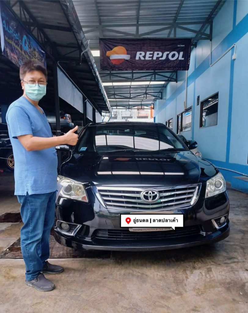 Toyota_Camry_เช็คประจำปี ครบระยะแสนกิโลเมตร เปลี่ยนยางรองแท่นเครื่อง แท่นเกียร์ ตามอายุการใช้งาน พร้อมเปลี่ยนถ่ายของเหลว น้ำมันเครื่อง น้ำมันเกียร์ ดูแลระบบแอร์รถยนต์  ล้างทำความสะอาด เปลี่ยนถ่ายน้ำมันคอมแอร์ทั้งระบบทุก8หมื่นกิโลเมตร แว๊คเติมน้ำยาแอร์ #ช่างดลมาสเตอร์คาร์